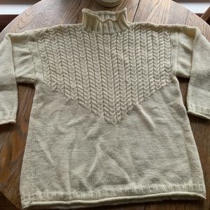 Hand knit ivory wool cable V-pattern mock neck sweater/L